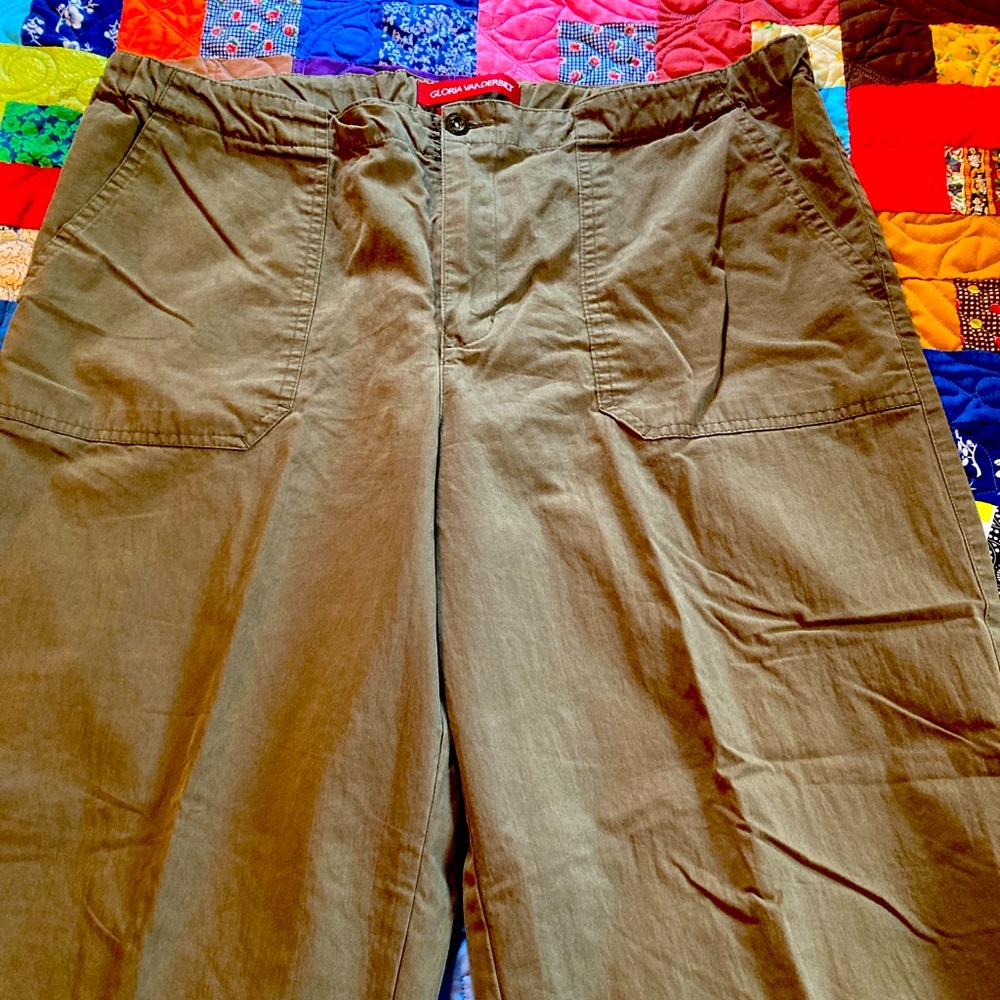 Capris, Tan, front and back pockets, zipper front, 100% Algodon mtrl., Size 12